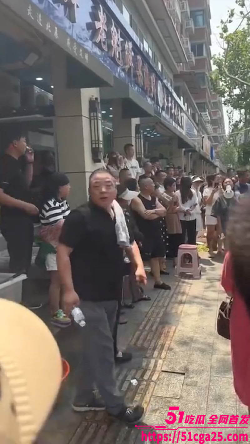 天津最牛公公！儿子抛妻弃子 出轨女主播狂刷百万礼物 公公抹黑儿媳逐出家门 真是上梁不正下梁歪！