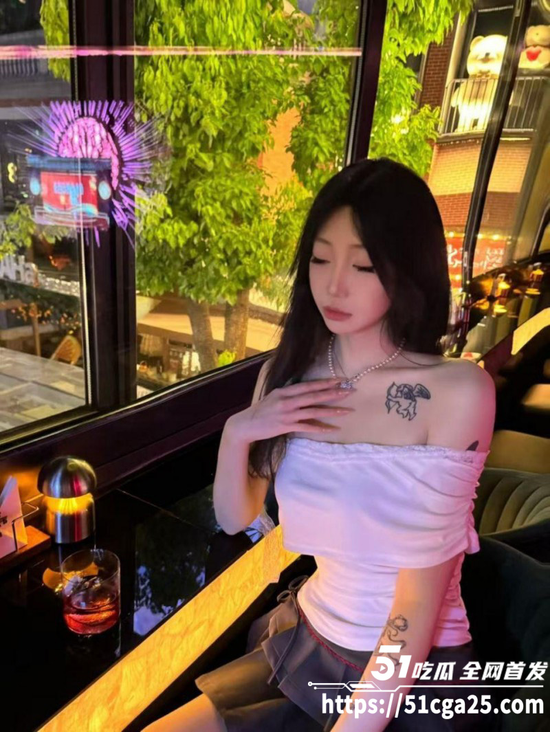 湖南长沙酒吧前台 李玉瑶 M属性爆棚痴迷多人运动 被炮友前后夹击3P操出哭腔！
