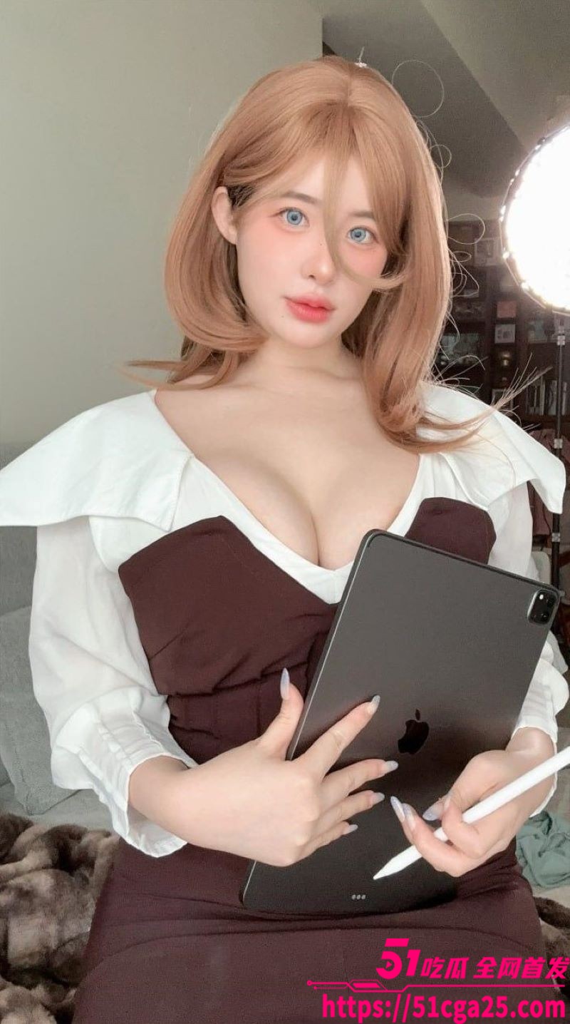 高颜值微胖女神Cocopie0218浴池里自慰拍摄 2