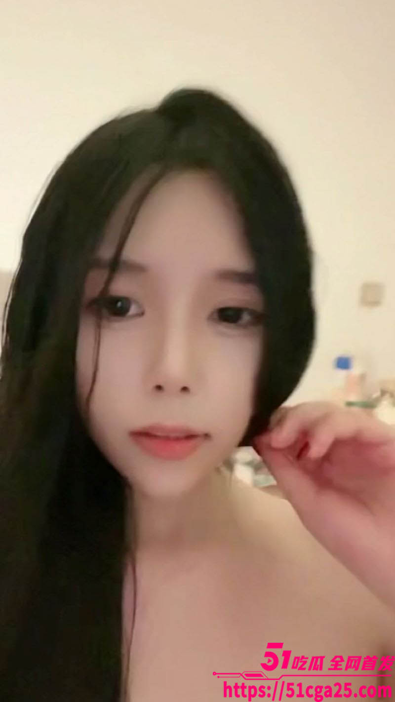 清纯嫩妹与金主一对一裸聊曝光 掰开双腿淫骚自慰粉嫩鲍鱼一览无余 终极挑逗效果堪比身临其境 令人欲罢不能！