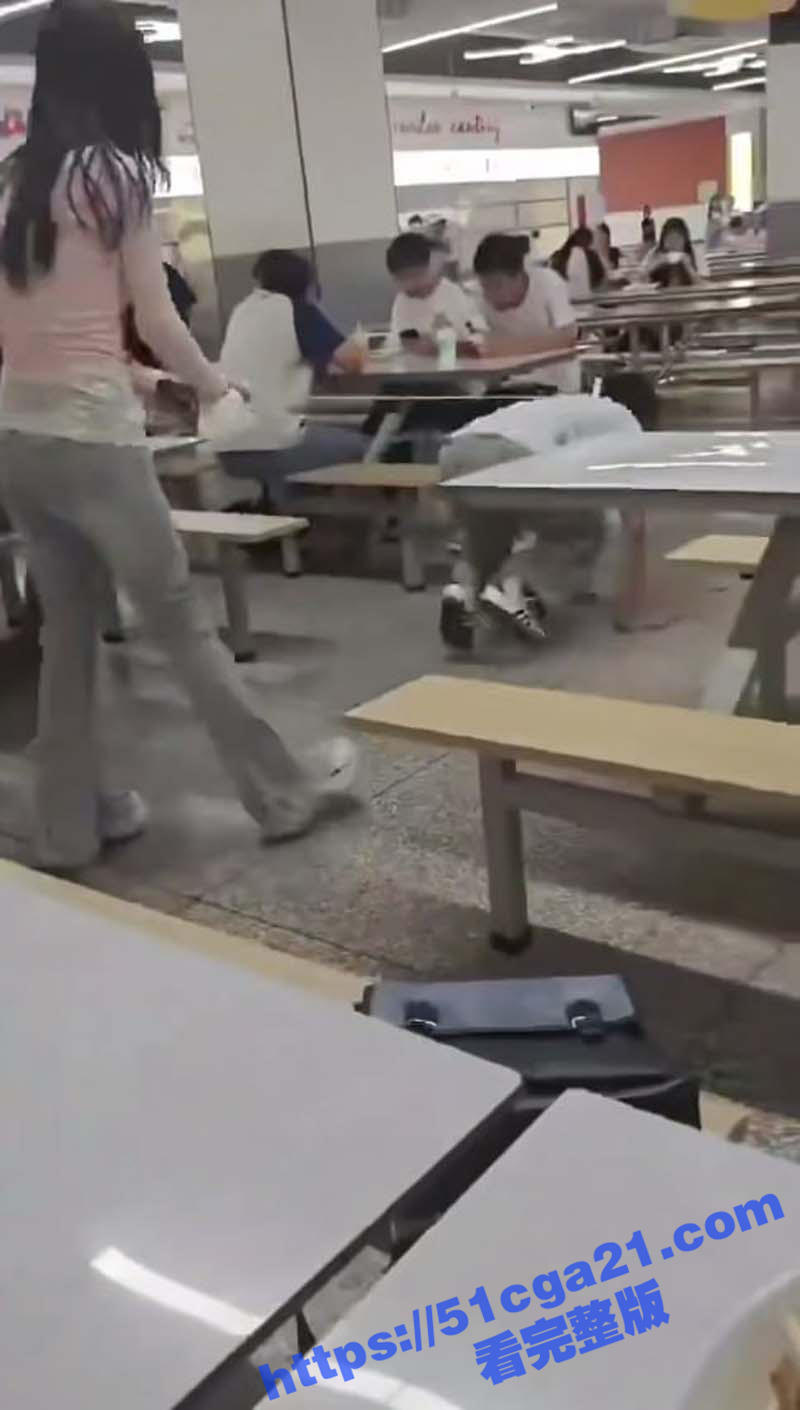 大学食堂女子把男生当狗遛（3）
