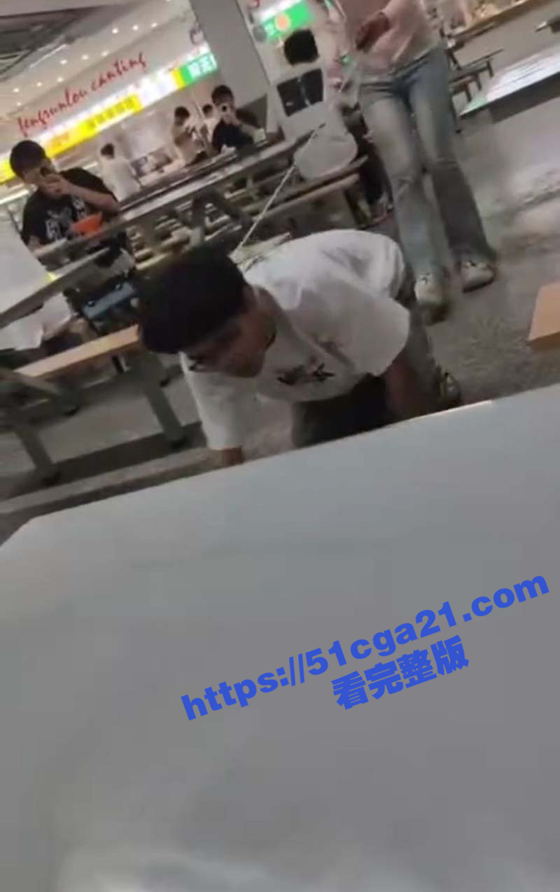 大学食堂炸裂一幕 女子当众遛狗 男生戴狗绳学狗叫爬行 瓦学弟都被训成宠物了！