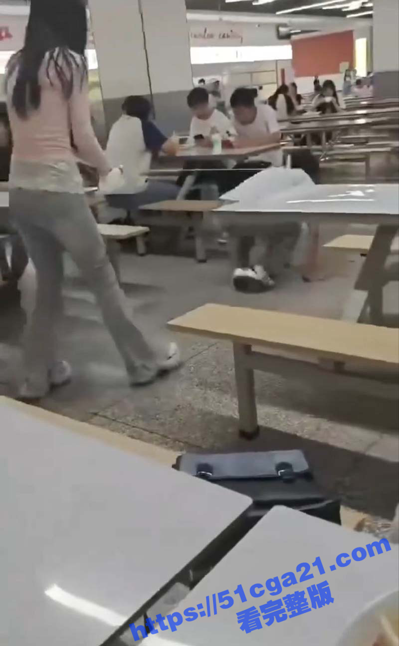 大学食堂女子把男生当狗遛（5）