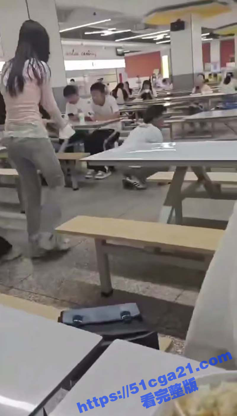 大学食堂女子把男生当狗遛（4）