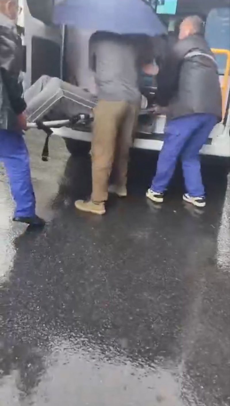武汉郑远元修脚店门口突发血案！男子假装帮忙搬运伤员 突然持刀捅人 现场画面令人心惊！