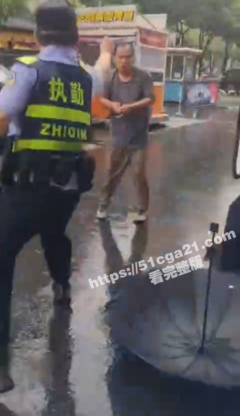 武汉郑远元修脚店门口持刀伤人（2）