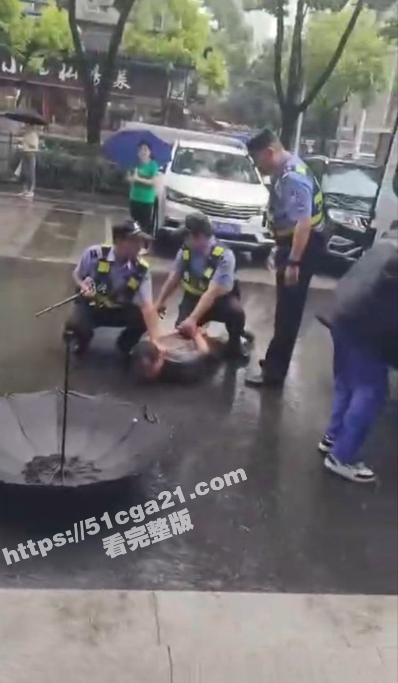 武汉郑远元修脚店门口持刀伤人（4）