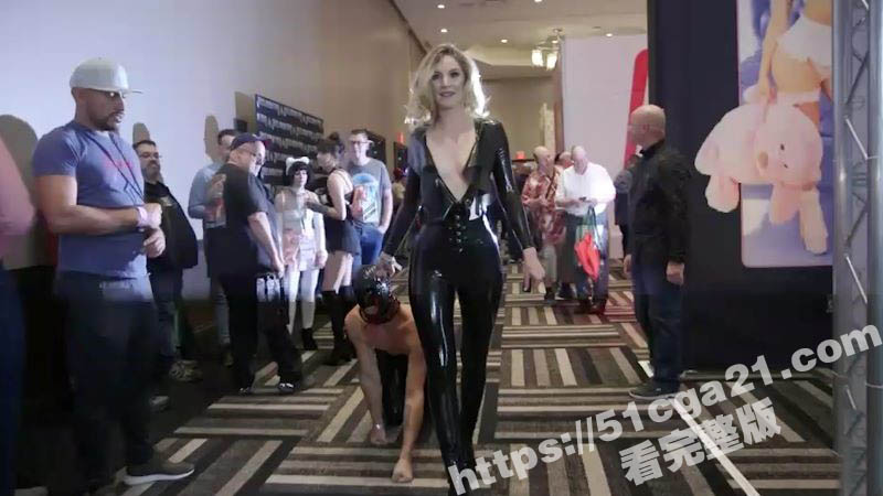 欧美皮裤女王Vixen携狗奴逛性博会 牵绳跪爬公开展示羞辱 回酒店拳交调教 高潮接踵而至！