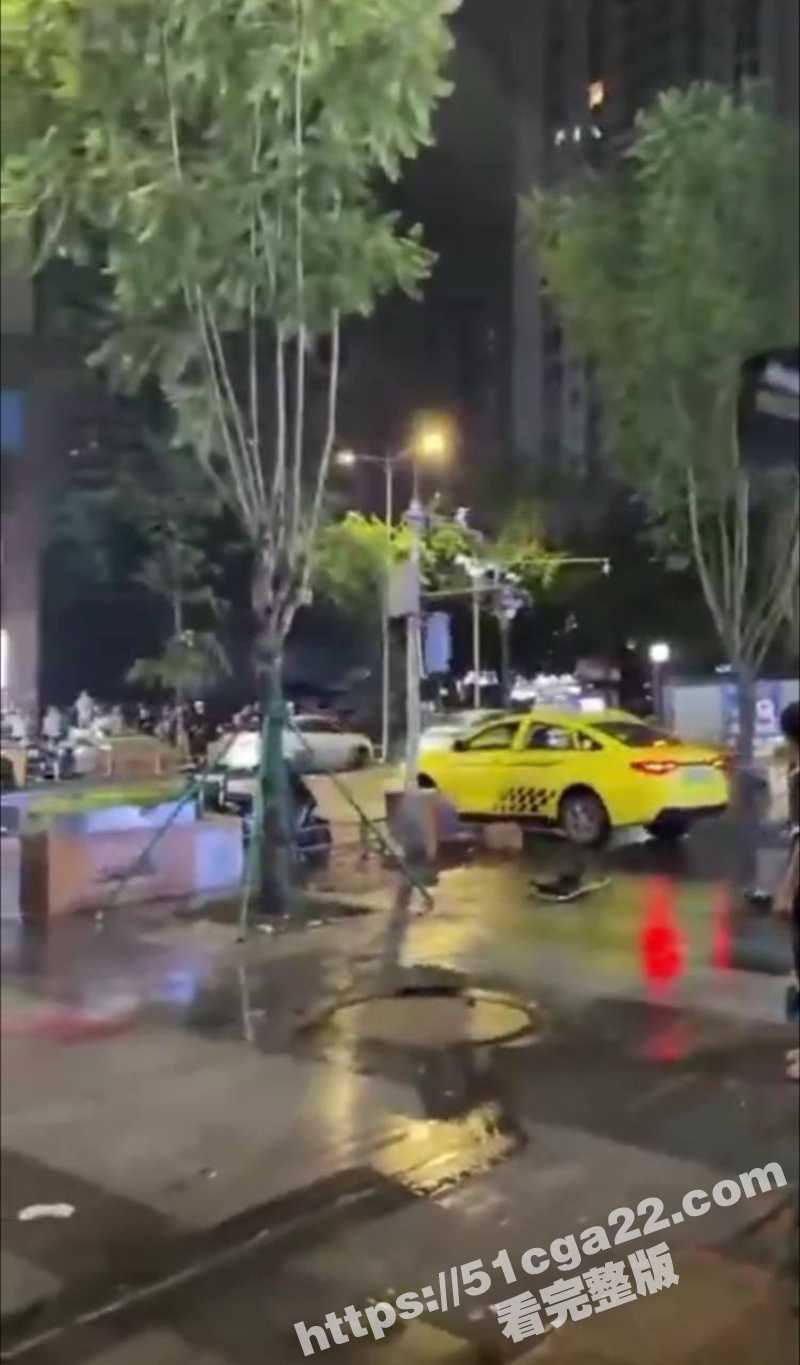 重庆九街疯狂出租车 出租车司机愤怒冲撞路人 惊险画面曝光 堪称现实版侠盗飞车！