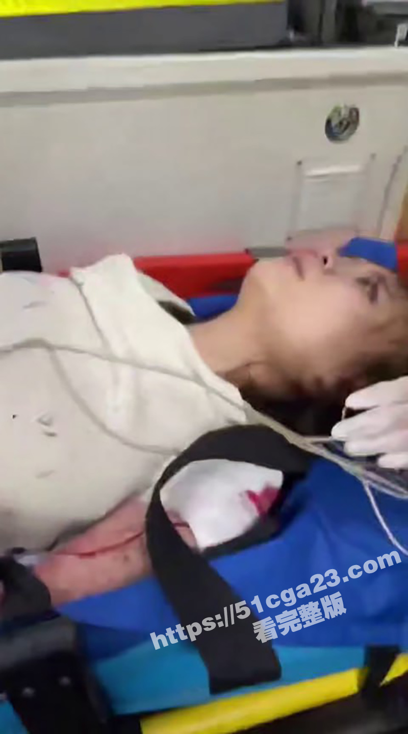 男子持菜刀砍伤妻视频（5）