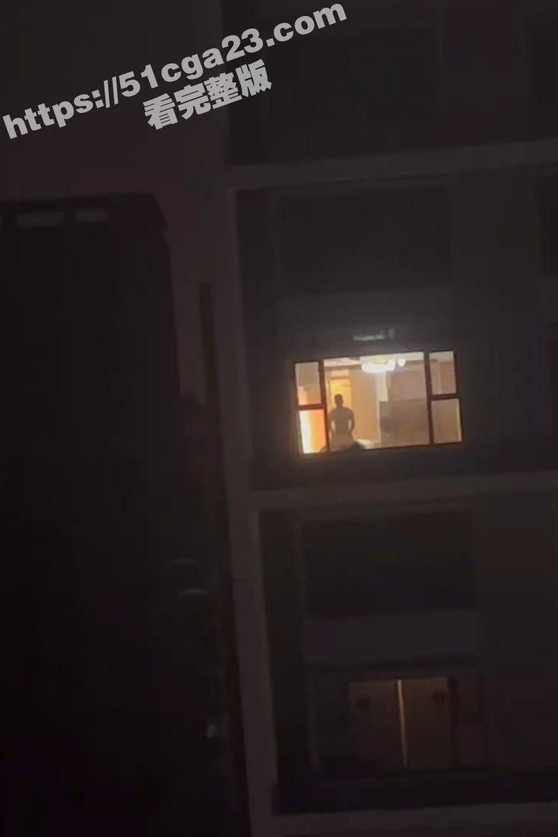 隔壁楼猛男落地窗前激情做爱 偷拍妹子看到后春心荡漾 隔空相望骚话不断 直呼逼痒饥渴难耐！