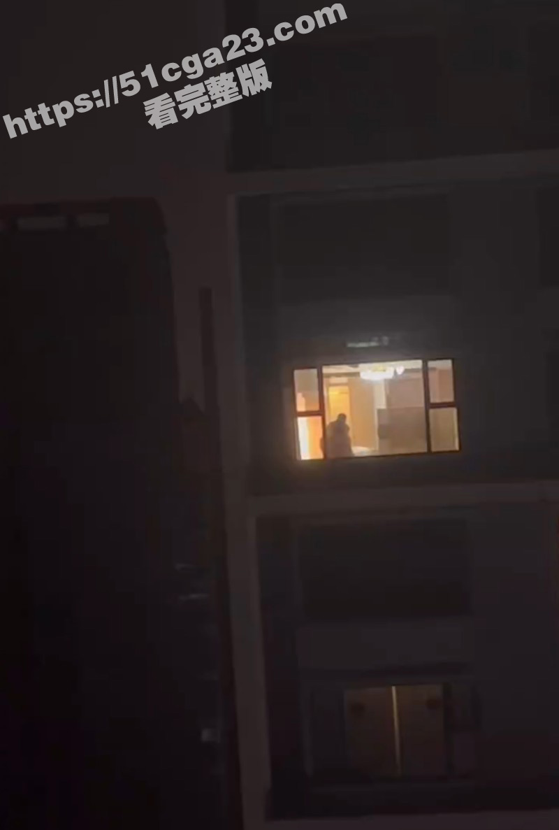 妹子偷拍隔壁楼猛男做爱03
