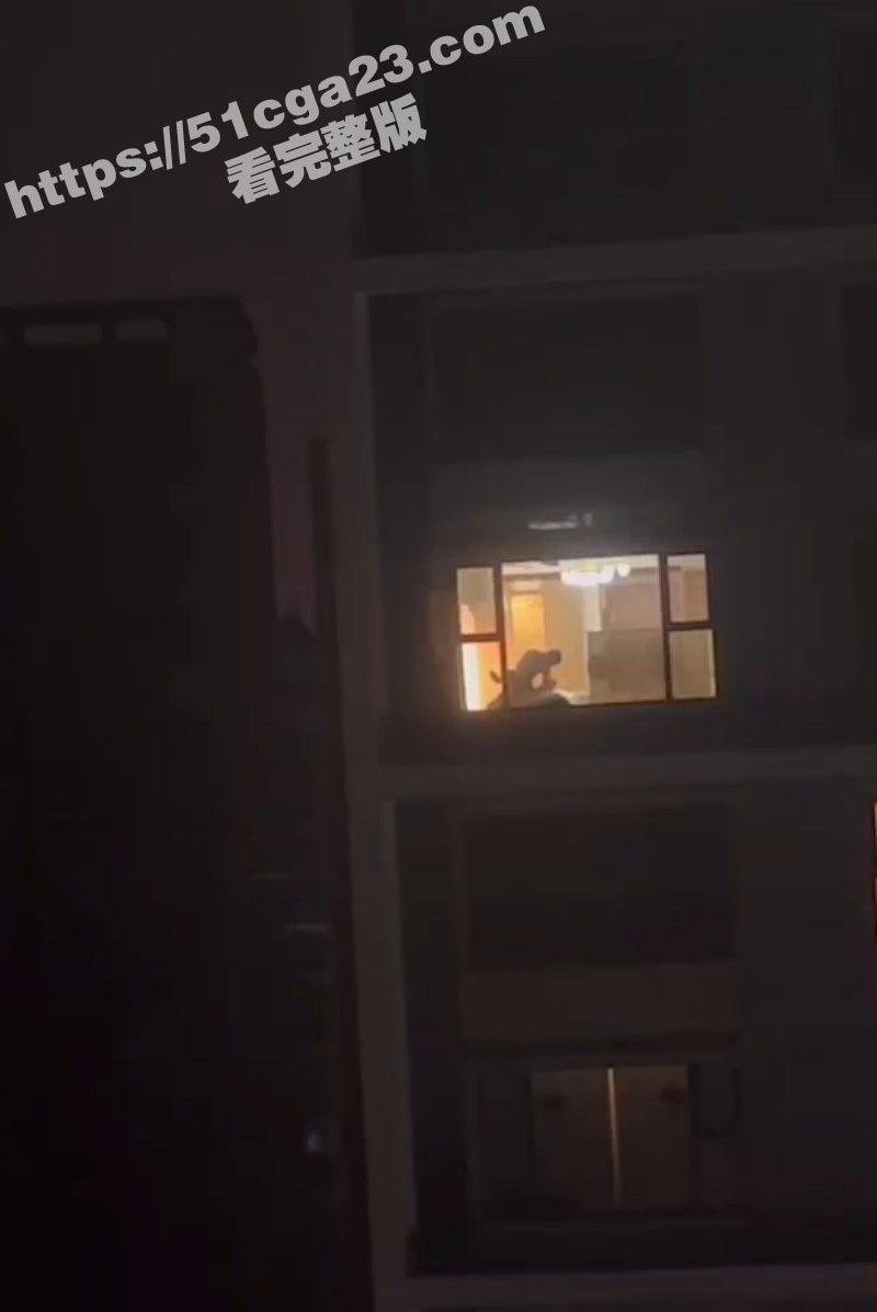 妹子偷拍隔壁楼猛男做爱05