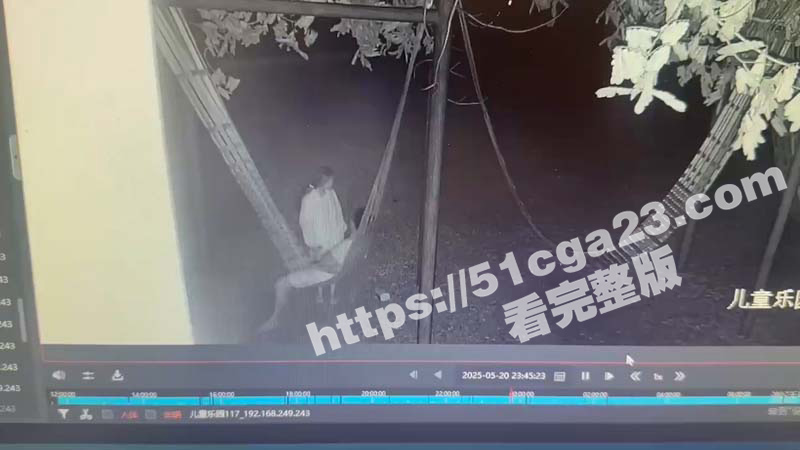 游乐园吊床激情啪啪被拍 情侣公共场合放飞自我 监控曝光引全网热议 年轻人玩得太野了！
