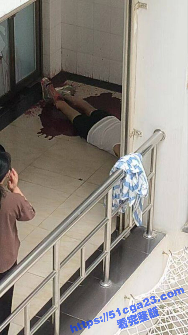 湖南长沙某大学疯子捅人事件04