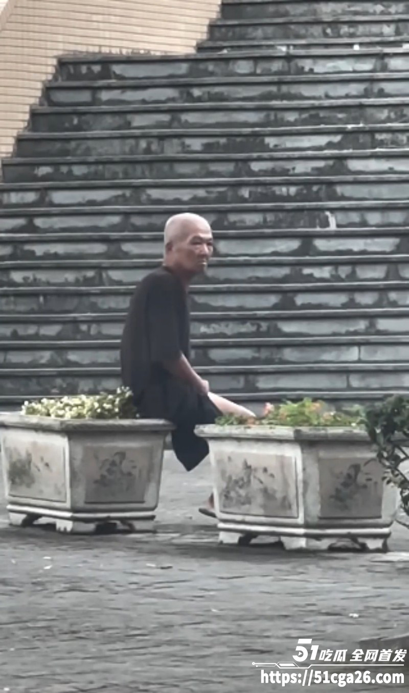白发大爷老当益壮 街头上演晨炮打飞机 手伸胯下疯狂撸动 满脸嚣张狂妄傲视群雄！