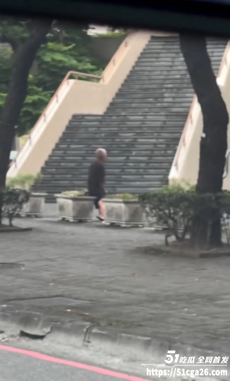 白发大爷街头晨练打飞机03