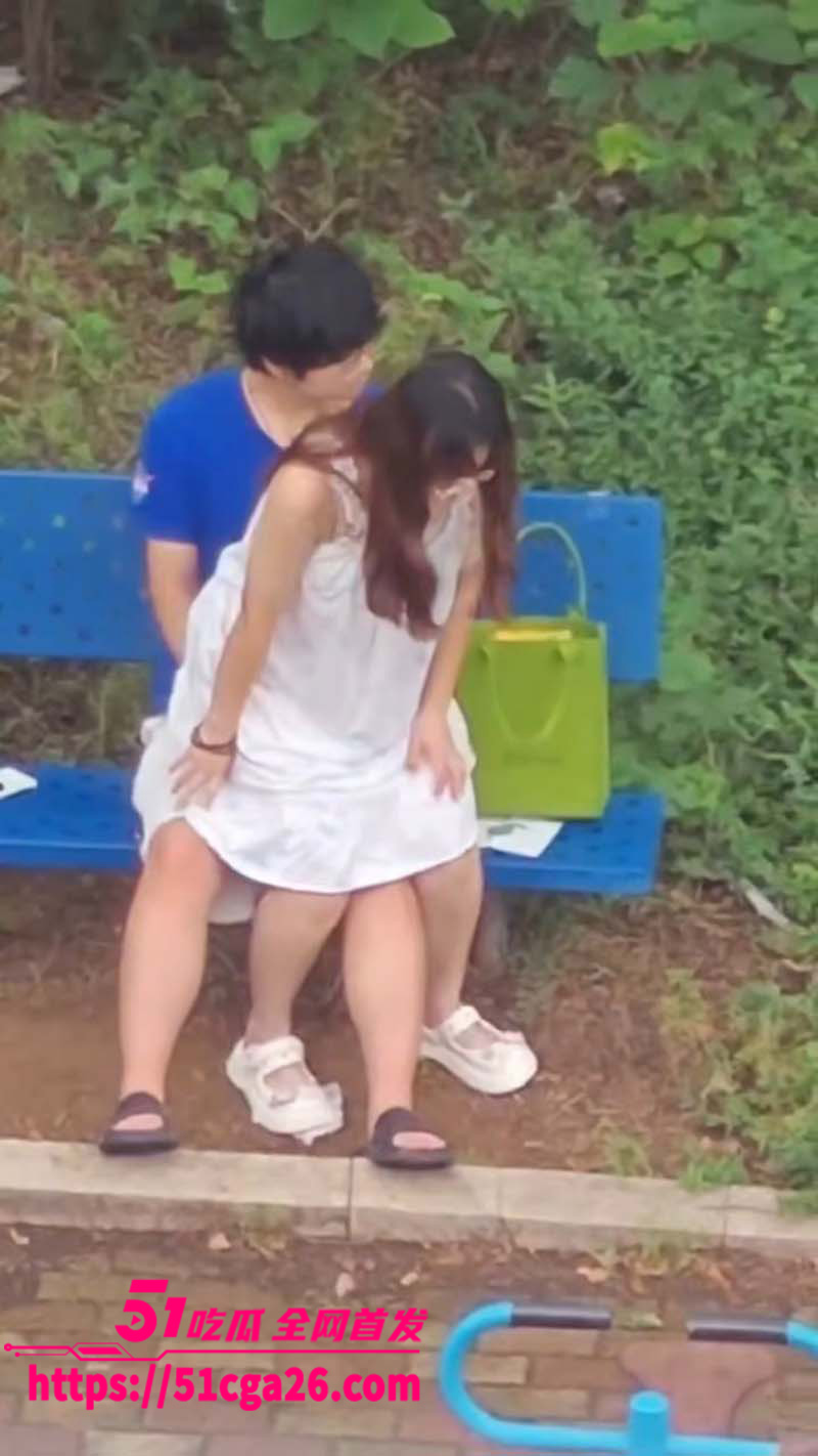 反差眼镜妹小区长椅打炮被偷拍 光天化日白裙诱惑激情开干 年轻人玩的真野啊！
