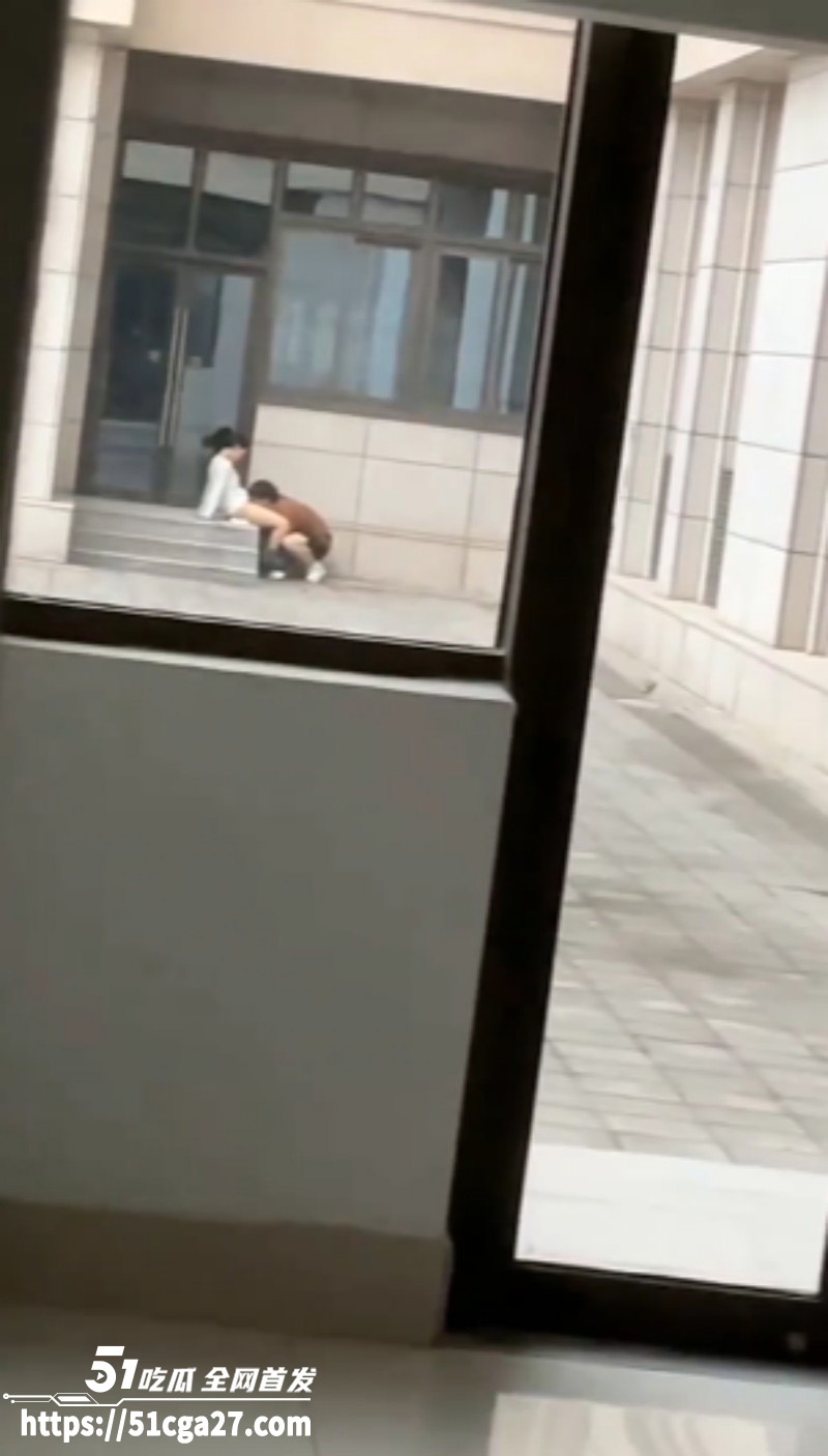徐州江苏师范大学科文学院 狗男女光天化日上演赤壁之战 男子将头埋入胯下疯狂舔穴！