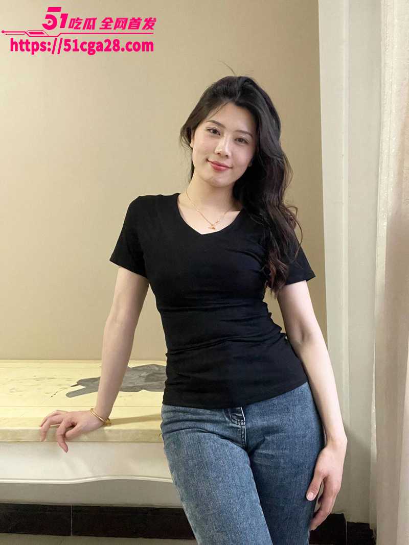 职场性感女神 人妻薇薇姐 经常穿裤里丝勾引老板 被绿帽老公发现后曝出性爱视频！