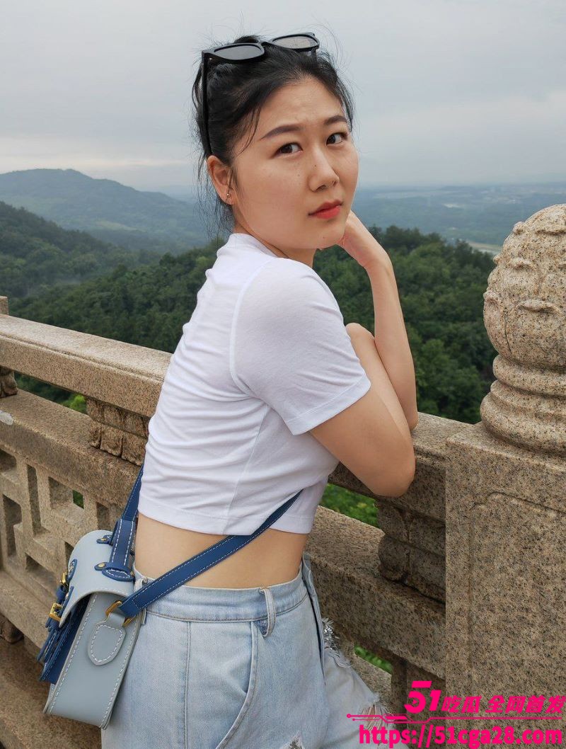 河北骚妻 刘雯 与情人私会 摆出各种姿势火热啪啪 紧致蜜穴被猛烈抽插 淫叫不止！