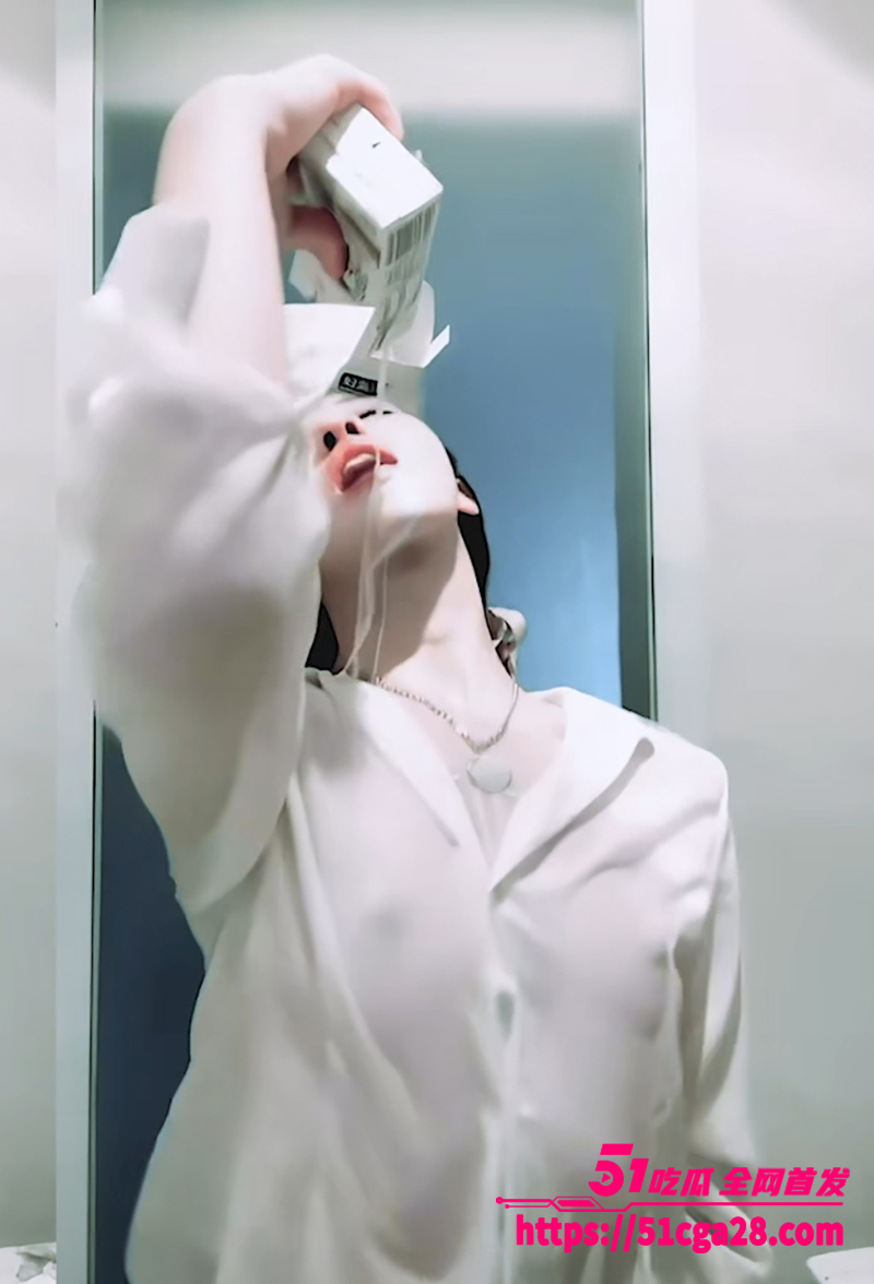 淫舞主播 伊美人 浇奶裸舞视频流出 绝美脸蛋火辣身材 全身淋奶湿身狂舞 天然美乳白嫩诱人！