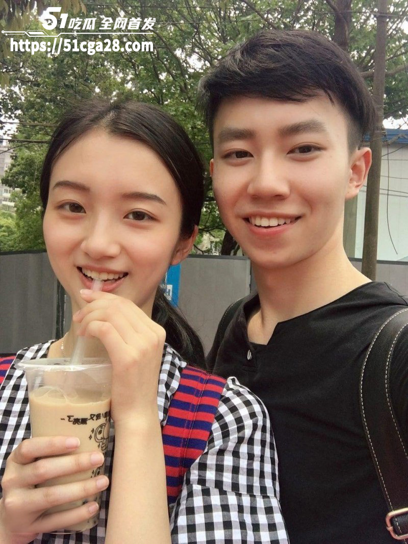 清纯黑丝小美女 与男友酒店激情性爱 不料分手被渣男曝光 淫靡露脸口交反差感爆棚！