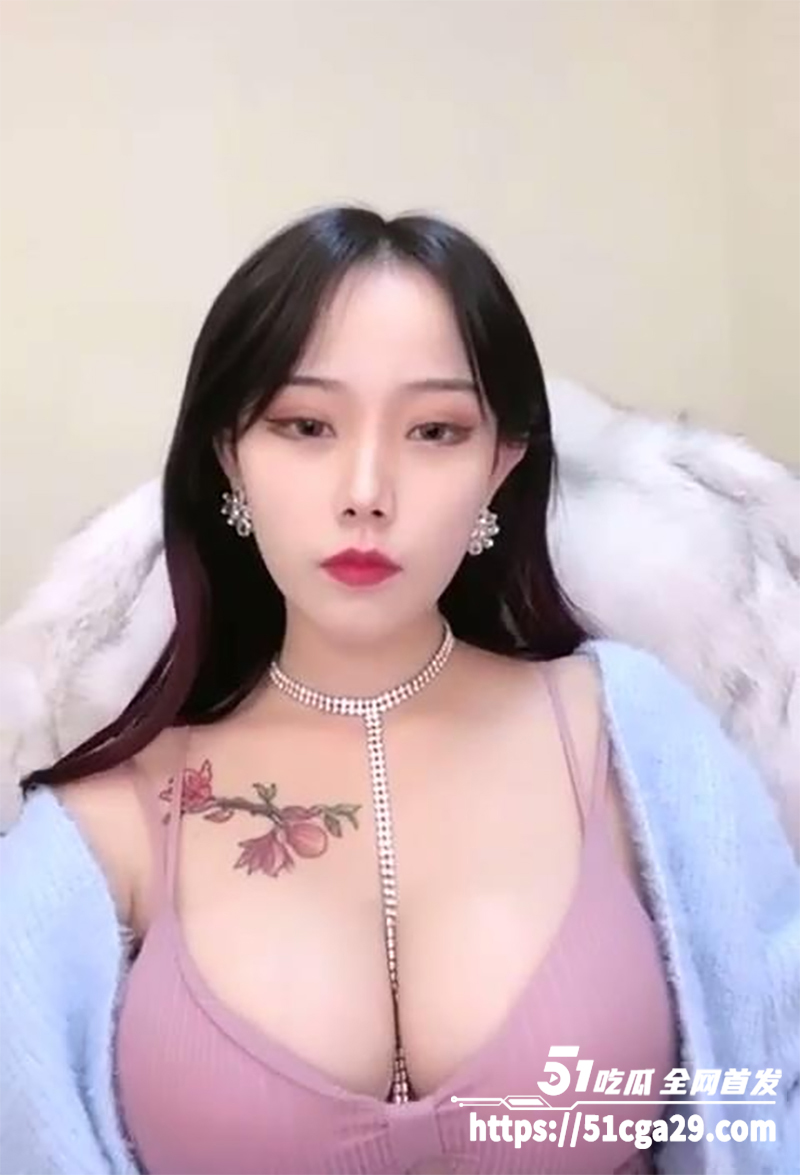 巨乳网红 是你的猫猫 万元福利合集流出 颜值超美身材炸裂 极品美腿丝足展示 直播震奶裸聊诱惑拉满！