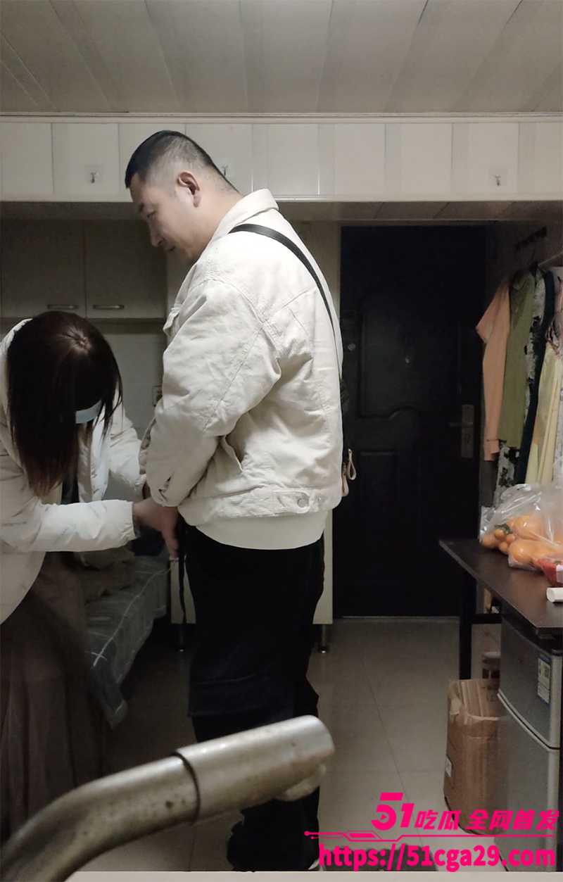 南京红姐事件之秒射哥 红大爷刚给口硬 掀裙撅臀准备大干一场 哥们竟然不到一分钟就射了？