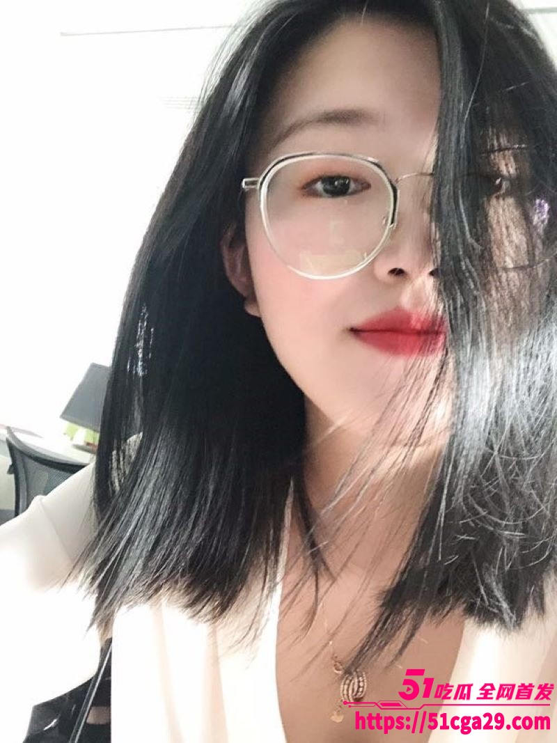极品眼镜小姐姐 大尺相关图片