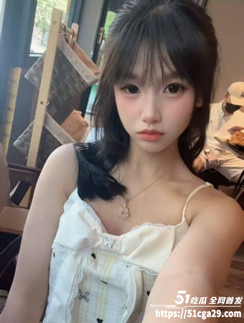 真实迷奸！白嫩学生妹醉酒后 被带到酒店强制深喉扇嘴巴爆操 无套内射后犹如垃圾般被丢弃一旁！
