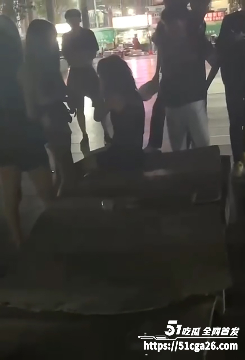 河南通许恶性霸凌事件 俩精神小妹当街暴打女孩 拳打脚踢扒衣羞辱 手段极其恶劣！