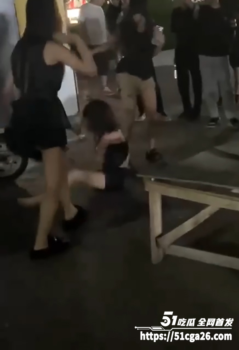 河南通许精神小妹霸凌视频曝光  4