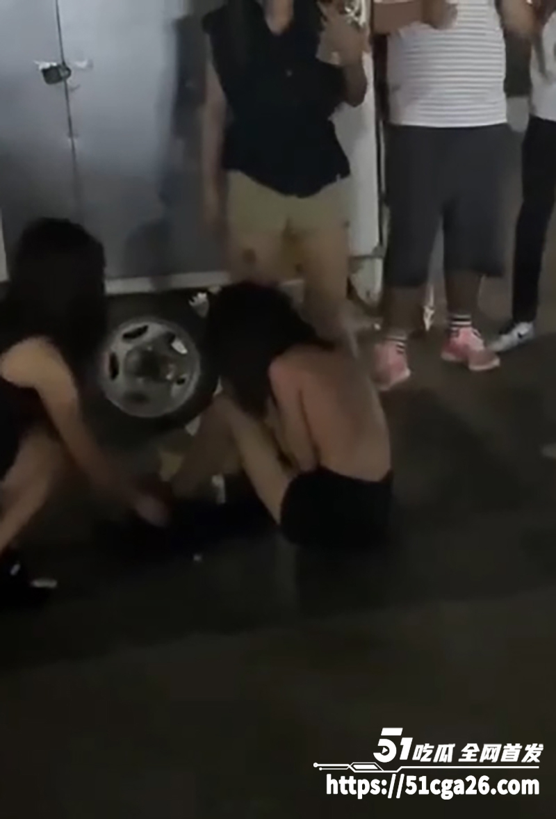 河南通许精神小妹霸凌视频曝光  5