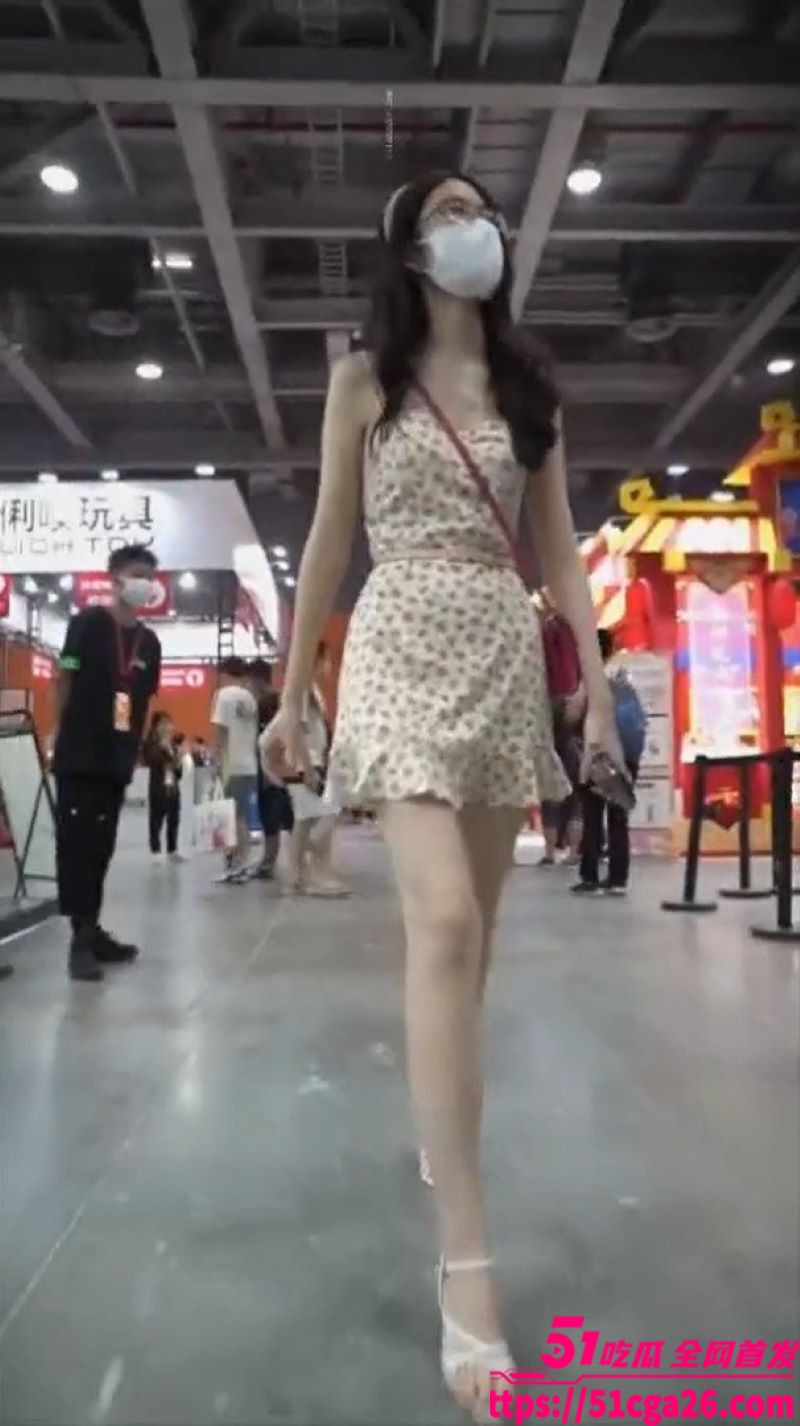 花裙子少女真空逛漫展被偷拍 3