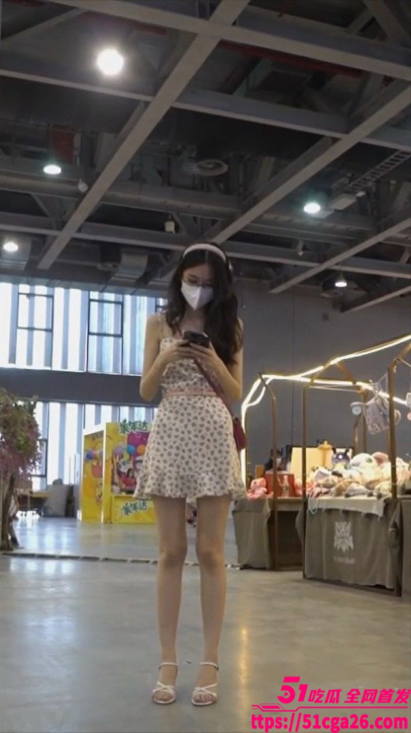 花裙子少女真空逛漫展被偷拍 2