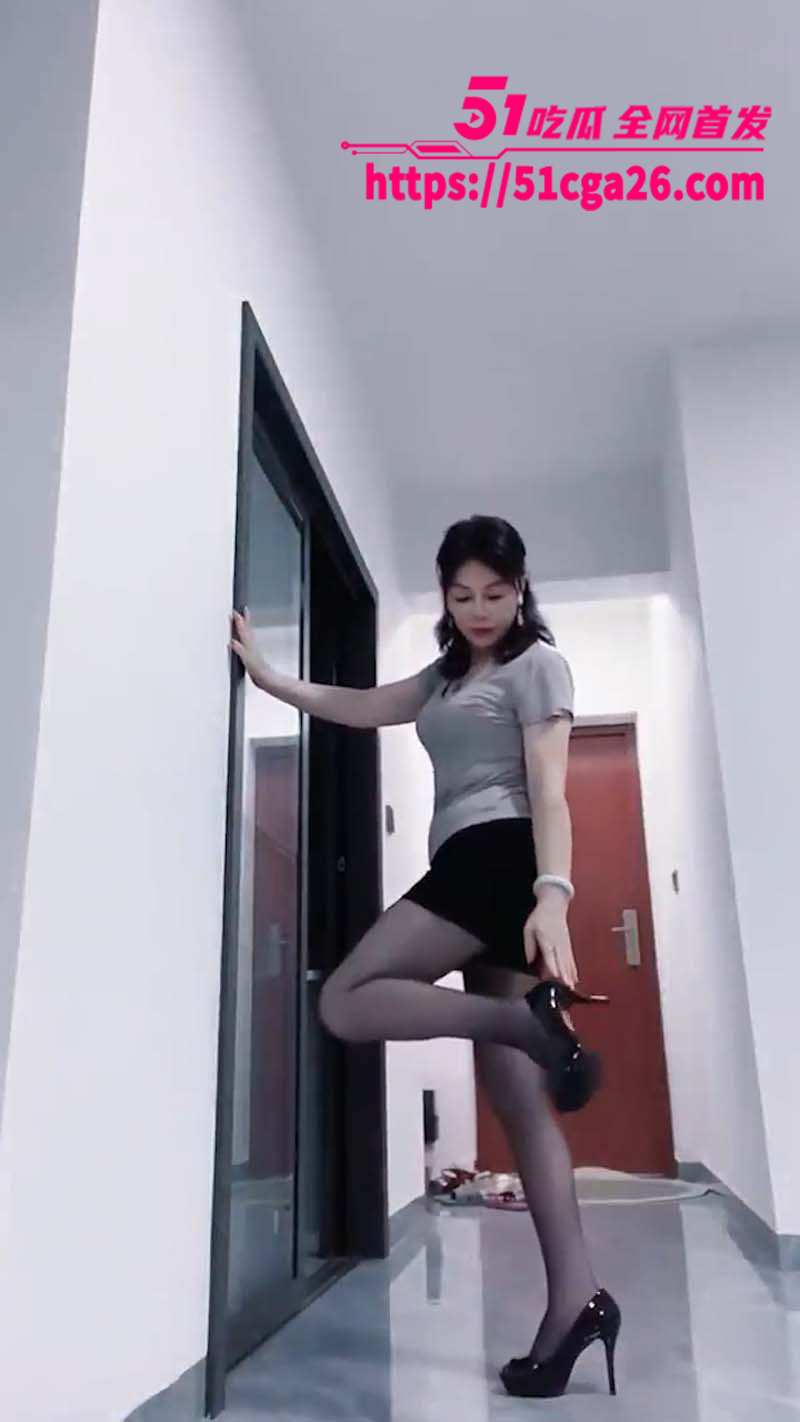 快手火辣主播 与众不同的妈妈 丝袜高跟福利视频流出 白皙熟女自慰诱惑 淫骚浪叫老公干死我！