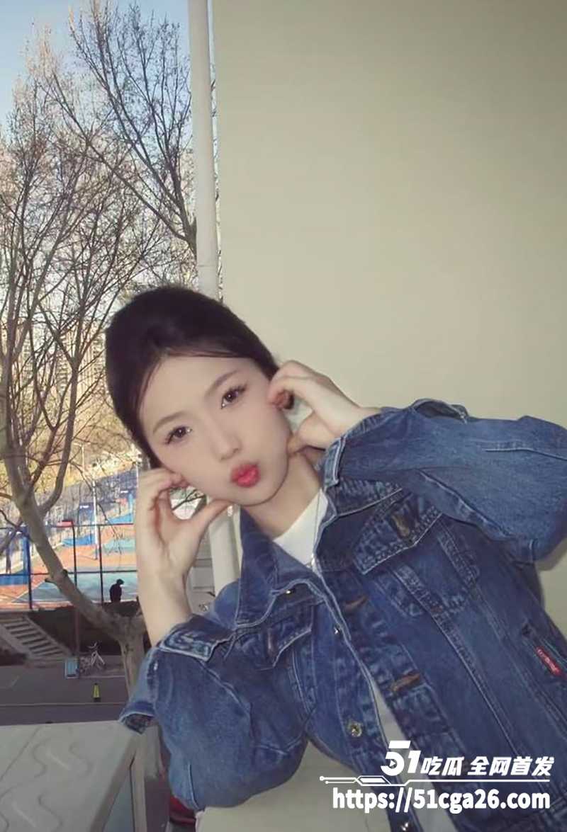 杭州清纯小仙女 张倩文 穿开档黑丝翘臀挨操 脸穴同框超级反差 稚嫩少女被男友调教成极品淫娃！