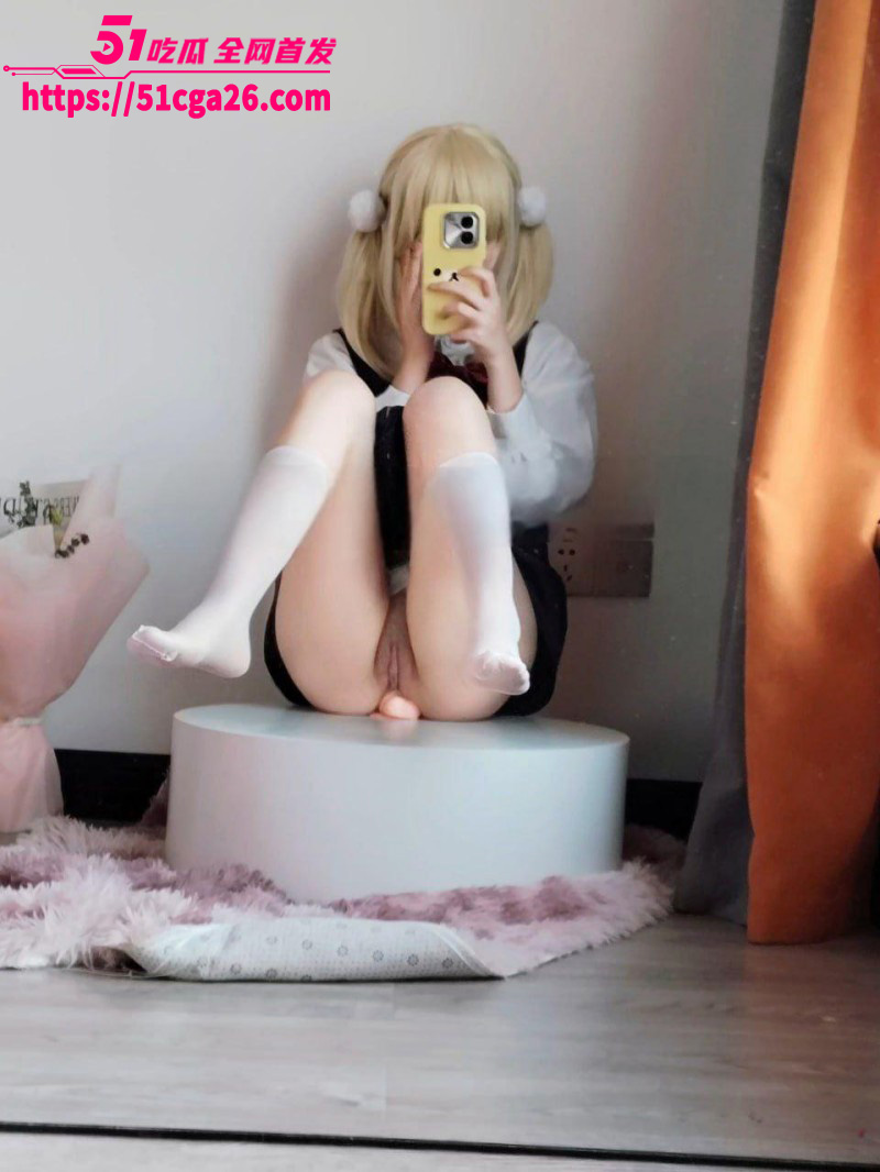 推特萝莉福利姬安小小定制自慰私拍05