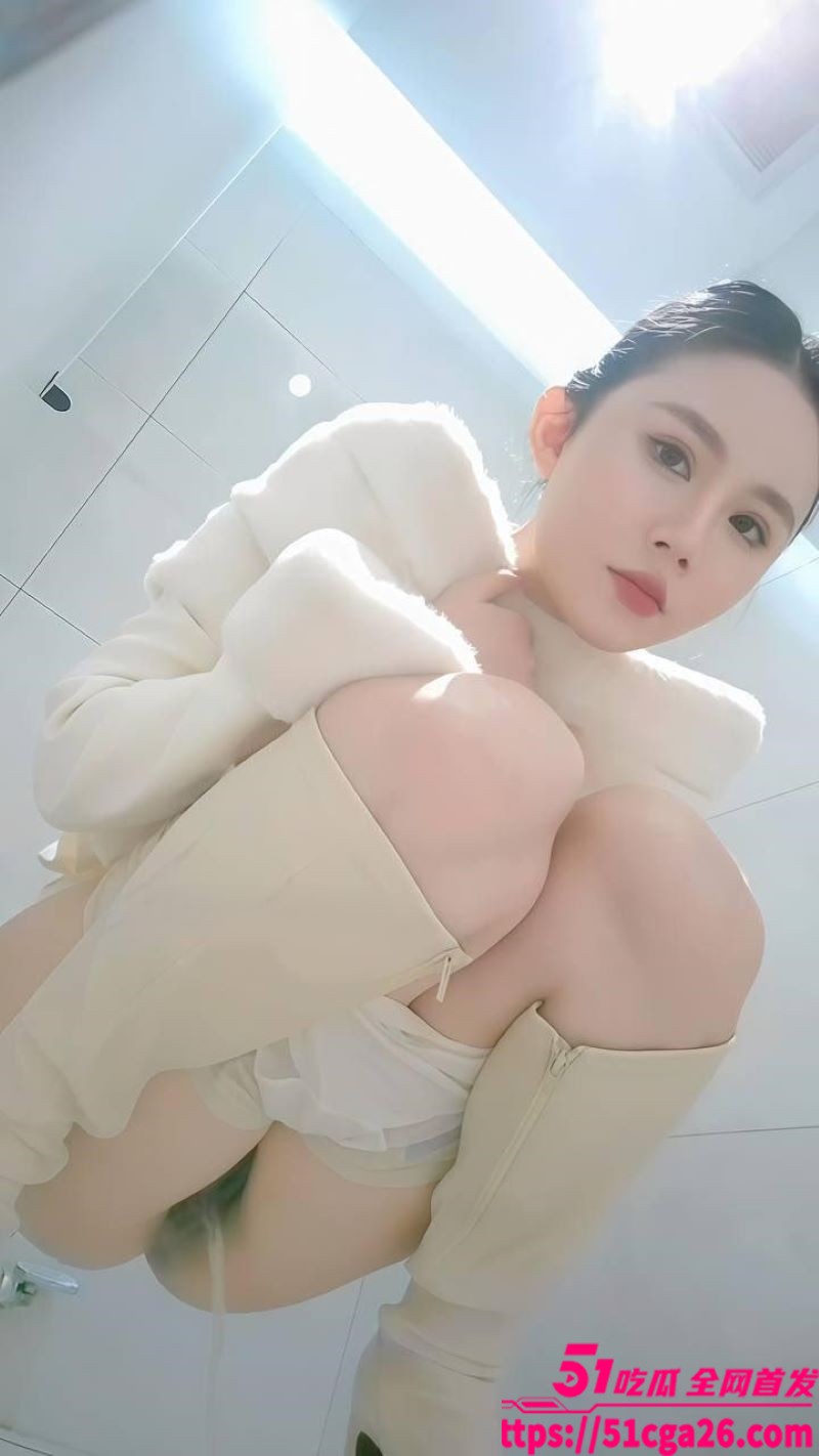 偷拍神仙颜值与极品蜜桃臀美女放尿合集 2
