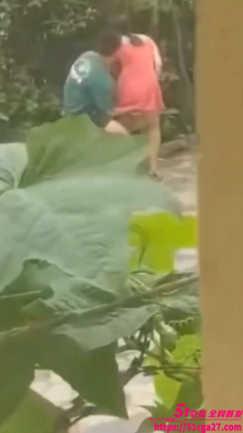 年轻男女户外打野激情相关图片
