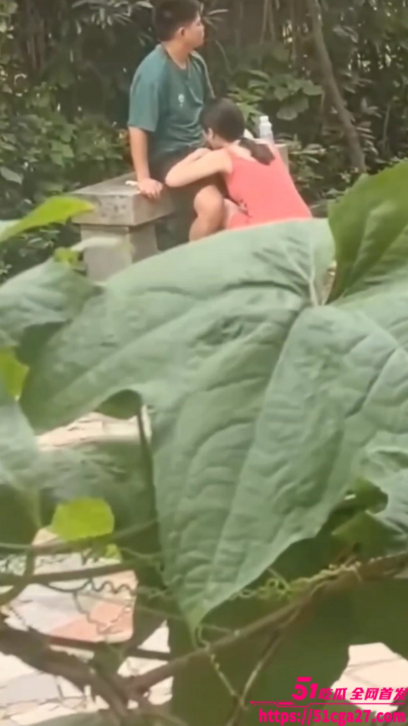 年轻男女户外打野激情 抠逼口交火辣开场 无套抽插狂操 野外激情挑逗感官！