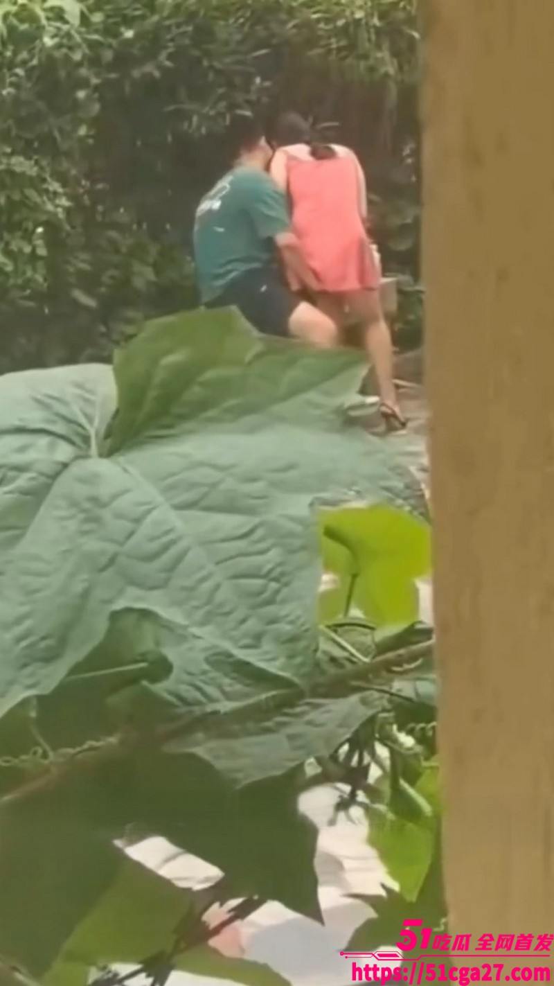 年轻男女户外打野激情相关图片