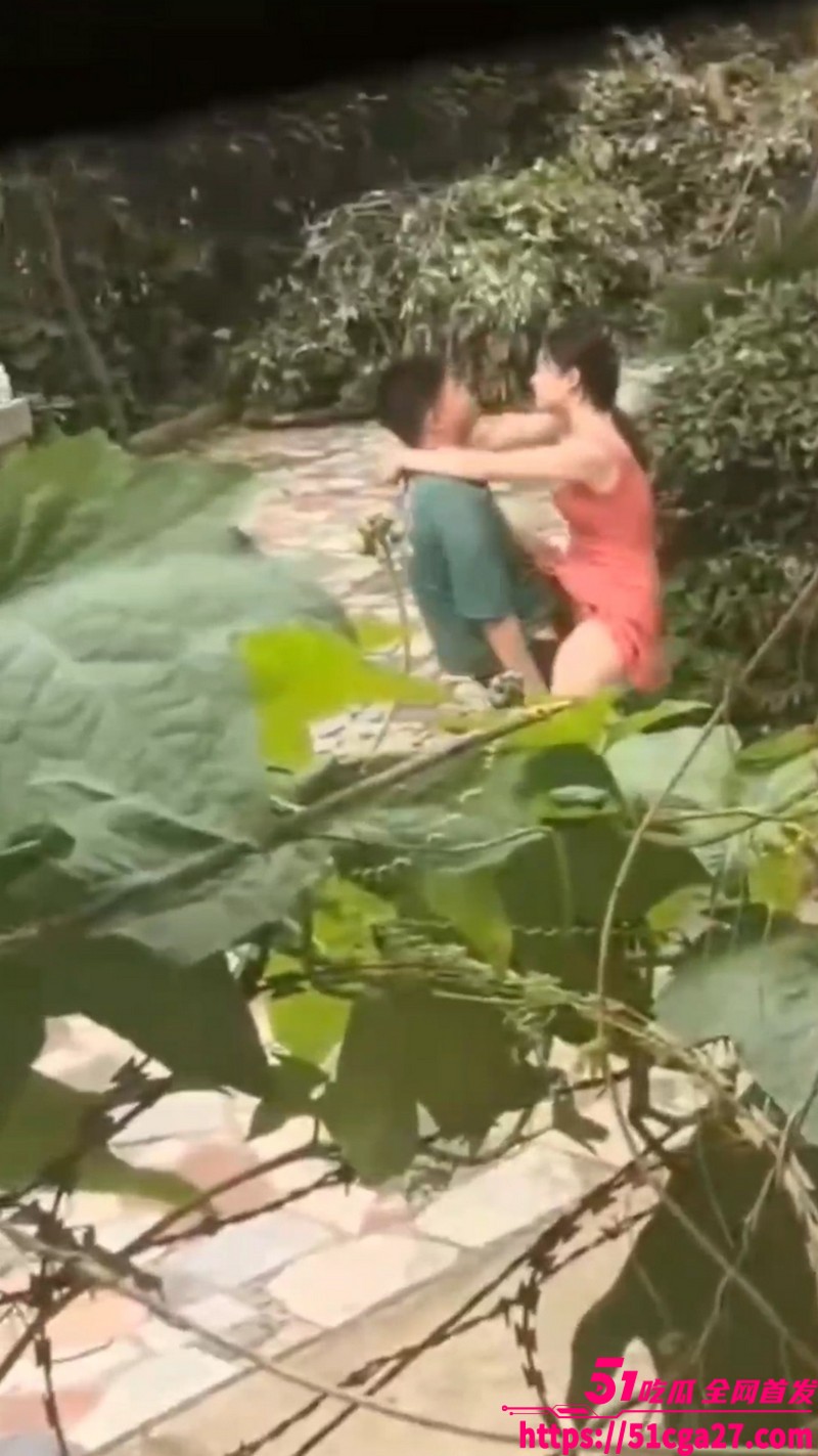 年轻男女户外打野激情相关图片