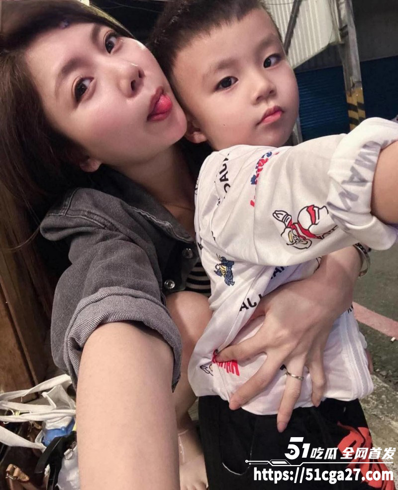 台湾26岁快餐店老板娘 林郁馨 为发泄私欲色诱房东 肉棒甩脸掰唇喷尿 淫语口交极度下贱！