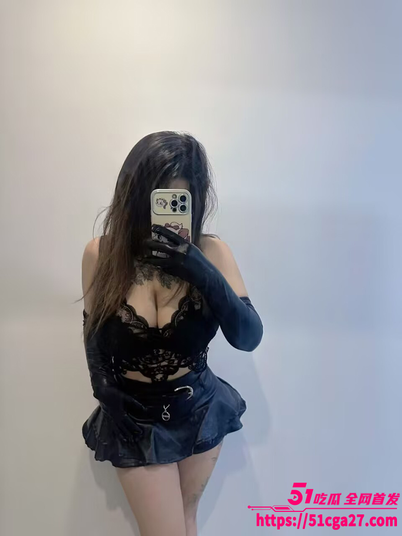 抖音童颜巨乳网红 小相关图片