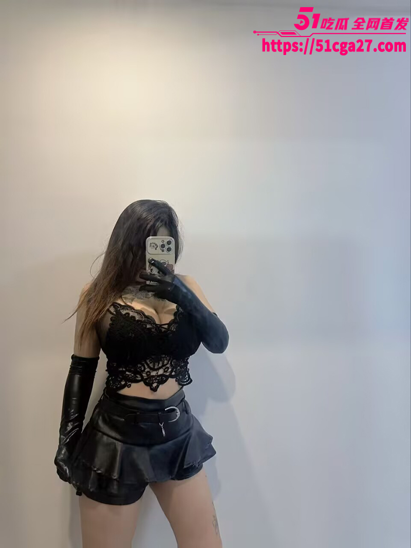 抖音童颜巨乳网红 小相关图片