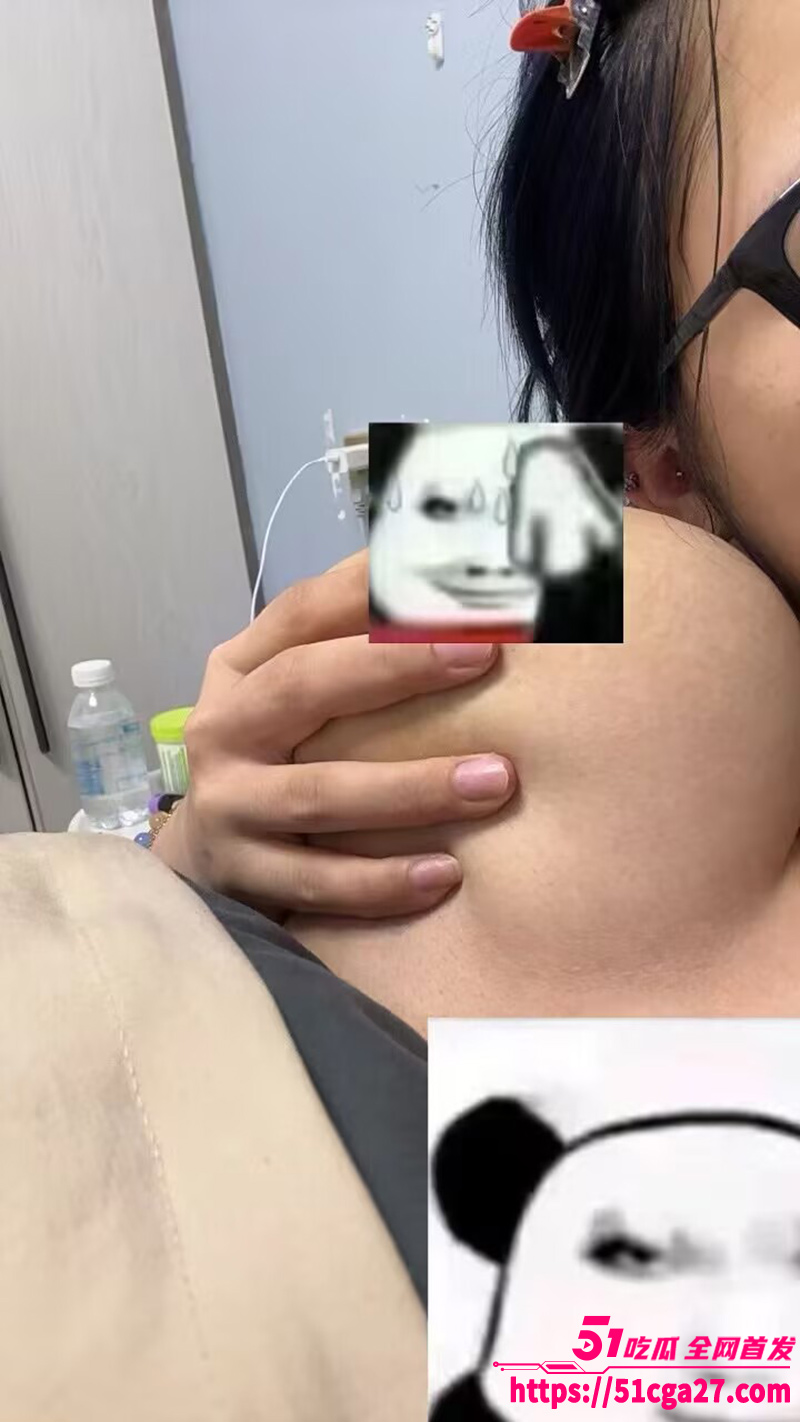 抖音童颜巨乳网红 小相关图片