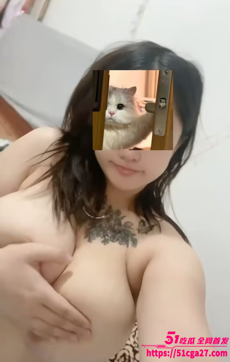 抖音童颜巨乳网红 小相关图片