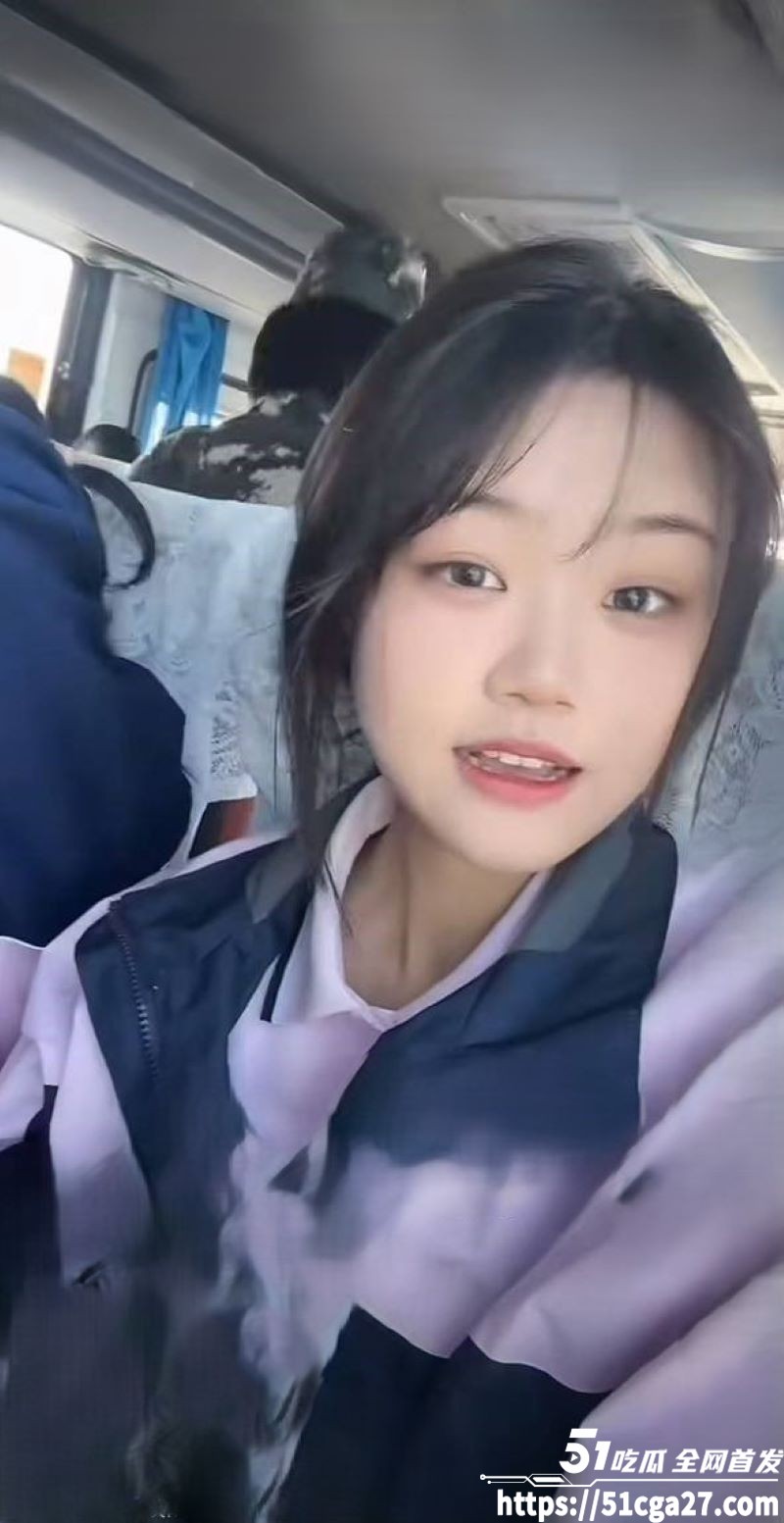 福建学生妹 孔凡洁 情趣装1V1自慰 表情风骚挑逗镜头 粉色鲍鱼淫水四溢 令人心跳加速！